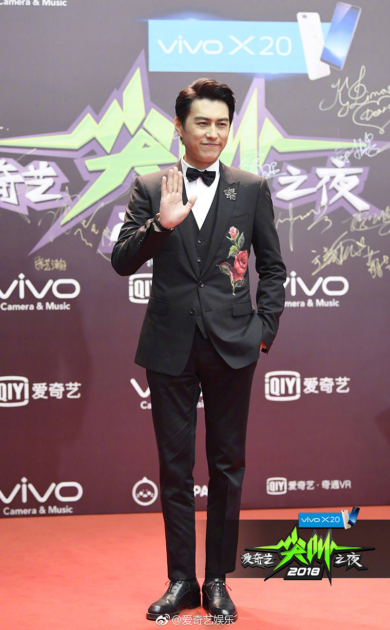 Thảm đỏ iQiYi: Dương Mịch cân cả dàn mỹ nhân Cbiz, bạn gái Trương Hàn nhan sắc ngày càng lên hương